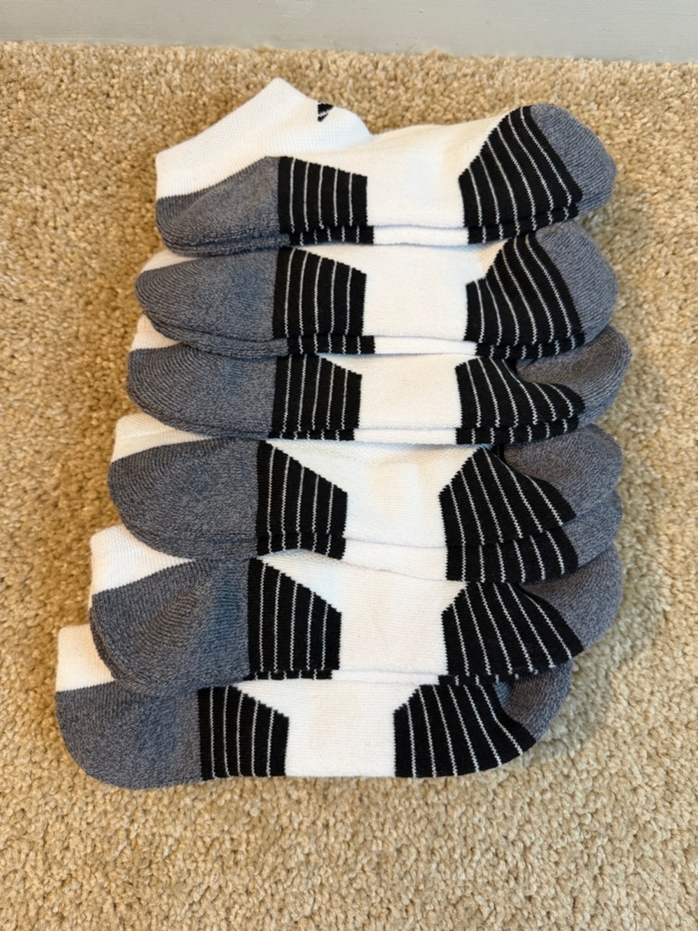 adidas aeroready White, Gray, Black Low-Cut Athletic Socks - 6 Pack women’s NEW - Picture 2 of 2